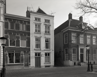 65200 Gezicht op de voorgevels van de huizen Nieuwegracht 62 (links)-64, vanaf de Quintijnsbrug, uit het noordwesten; ...